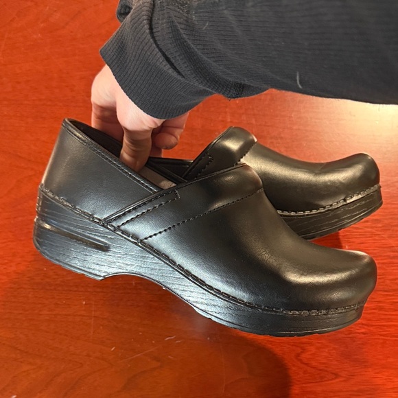 Black Leather Dansko Clogs size 37 - Picture 7 of 8